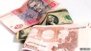 Гривня: на ринку падає, у Нацбанку – зміцнюється
