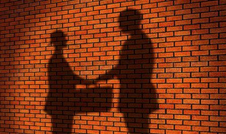 Международные кредиторы откладывают планы предоставить займы Киеву из-за коррупции – Reuters