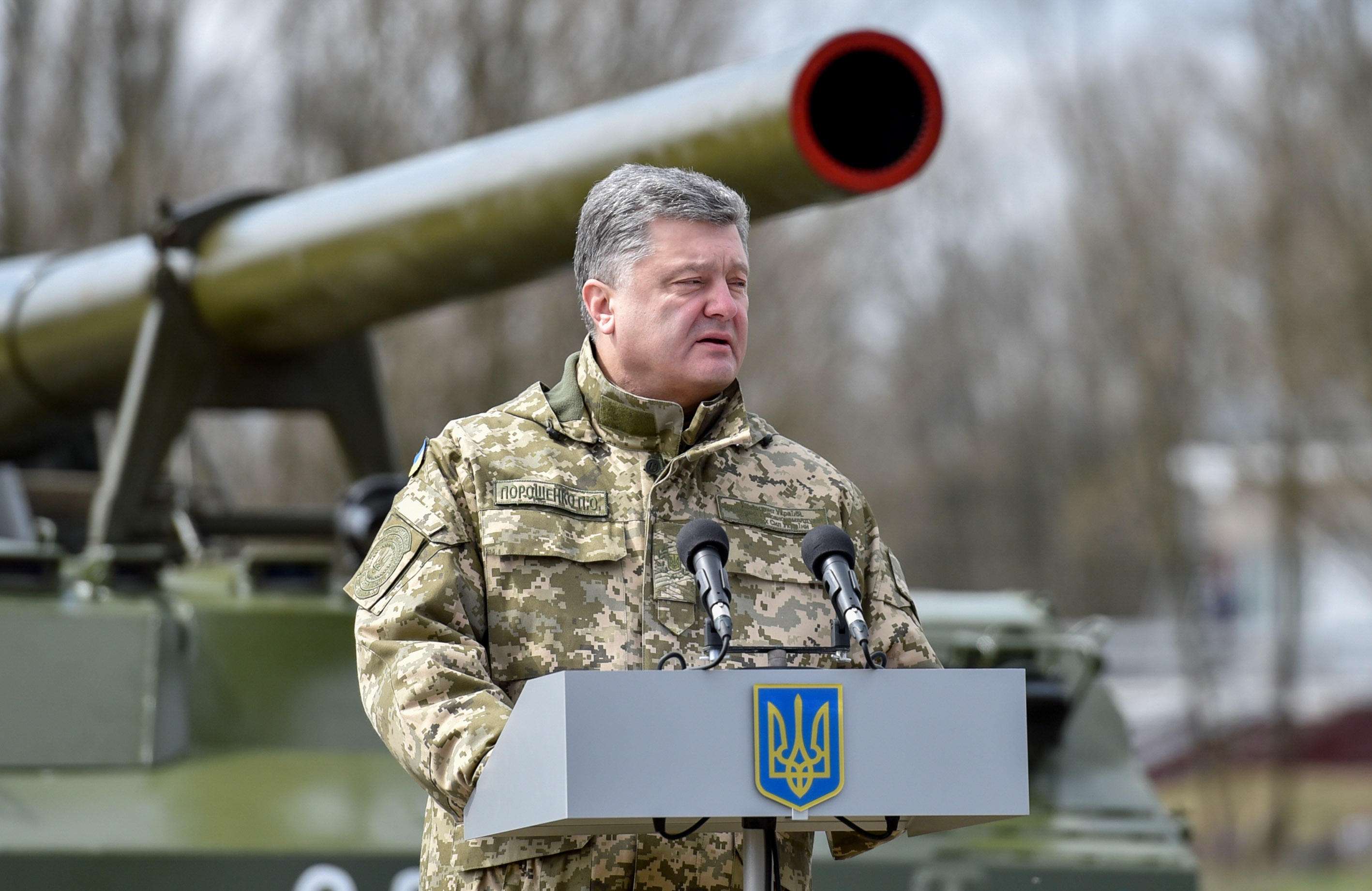 President Poroshenko examined samples of modern weaponry