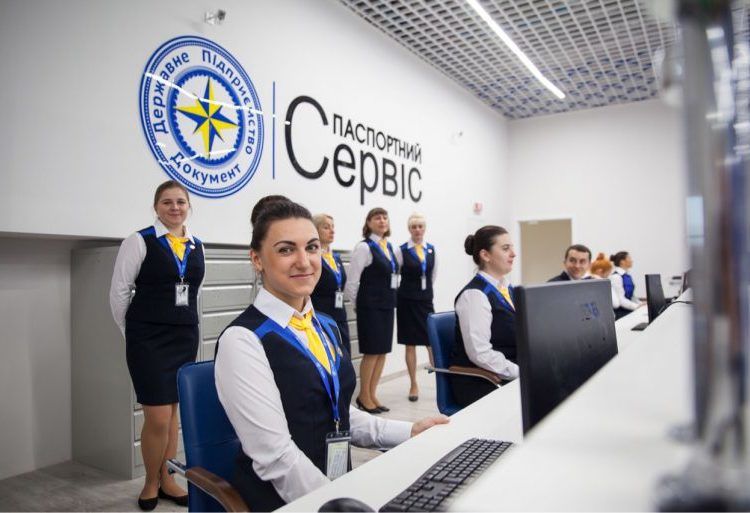 Найбільший центр з видачі закордонних паспортів та ID-карт запрацював у Києві