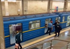Голий чоловік у Київському метро