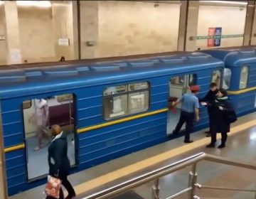 Голий чоловік у Київському метро