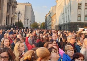 “Дякую, Петре”: Тисячі людей зібралися під АП, щоб подякувати президенту (фото)