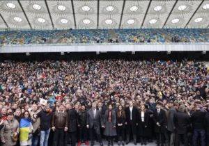 Тисячі українців прийшли підтримати Петра Порошенка на НСК “Олімпійський” (фото)
