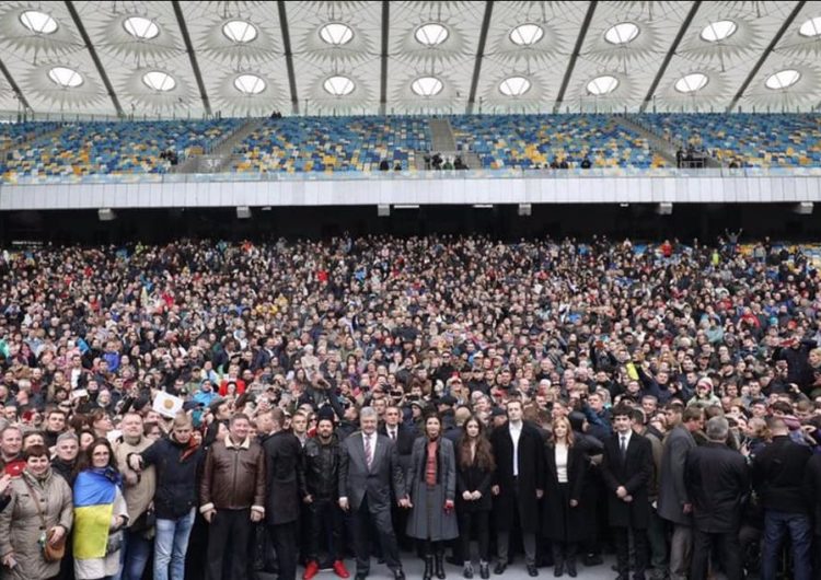 Тисячі українців прийшли підтримати Петра Порошенка на НСК “Олімпійський” (фото)