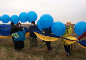 Прапор України в небі над Кримом (відео)