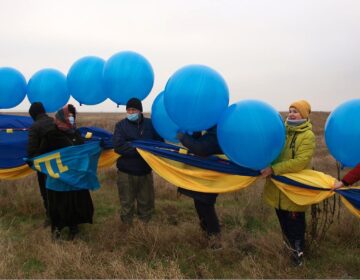 Прапор України в небі над Кримом (відео)