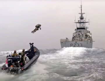 Royal Marines навчаються техніці абордажу з реактивними ранцями (відео)