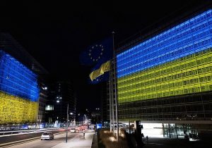 Єврокомісія та Європарламент засяяли кольорами українського прапора