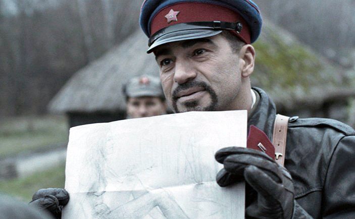 Тамер Гассан у ролі жорстокого комісара Сергія. 